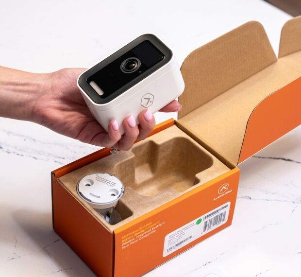 Spotlight camera unboxing